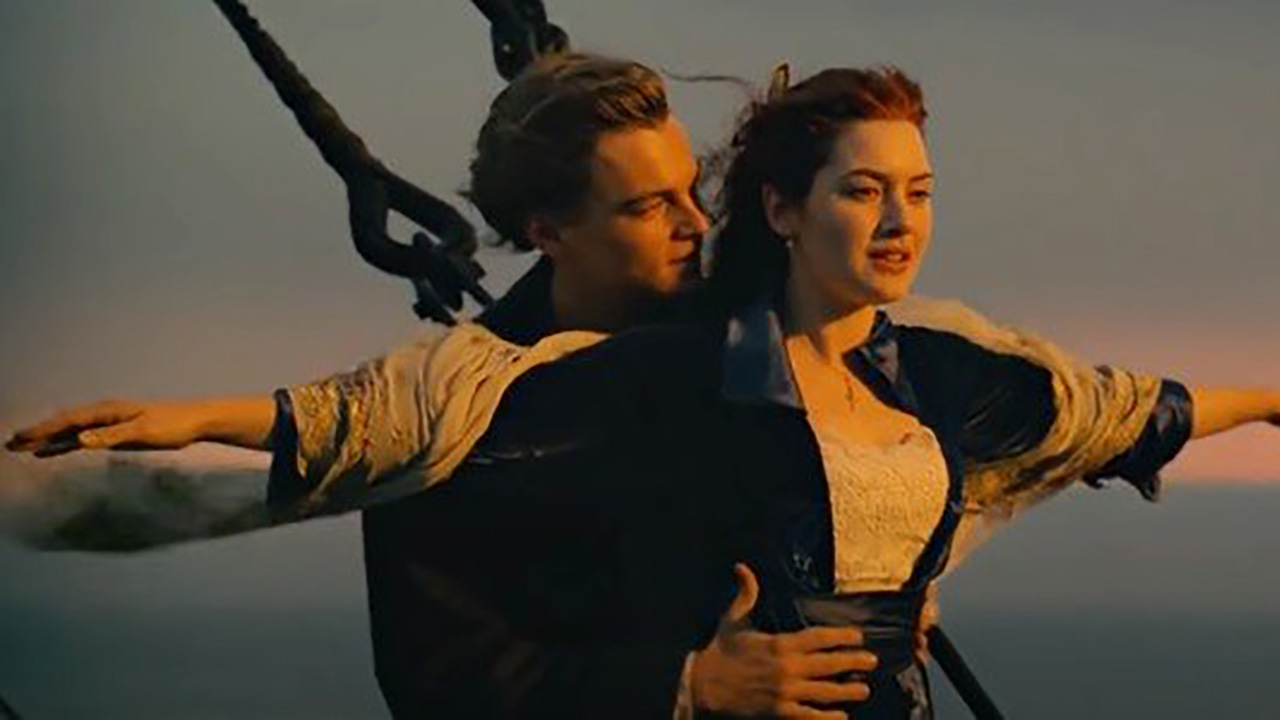 Leonardo DiCaprio e Kate Winslet em Titanic.