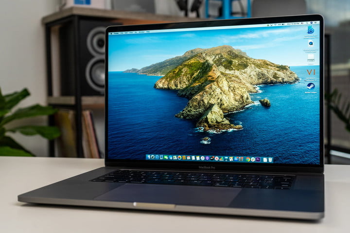 Apple MacBook Pro M1 Pro de 16 pulgadas colocado sobre una mesa.