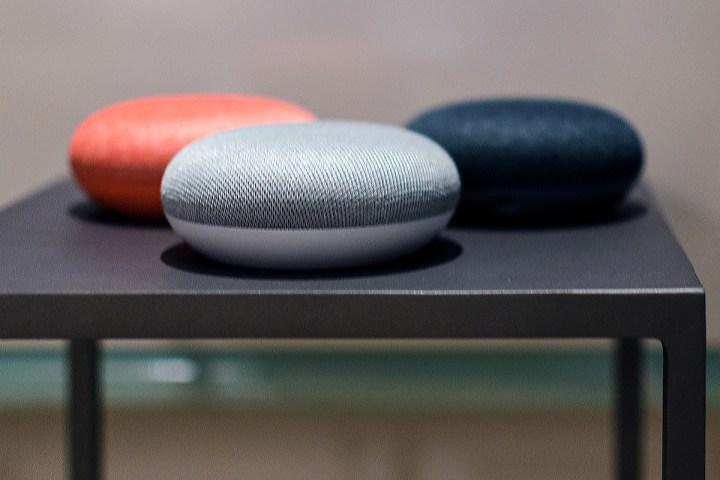 Google Home Mini sobre la mesa.