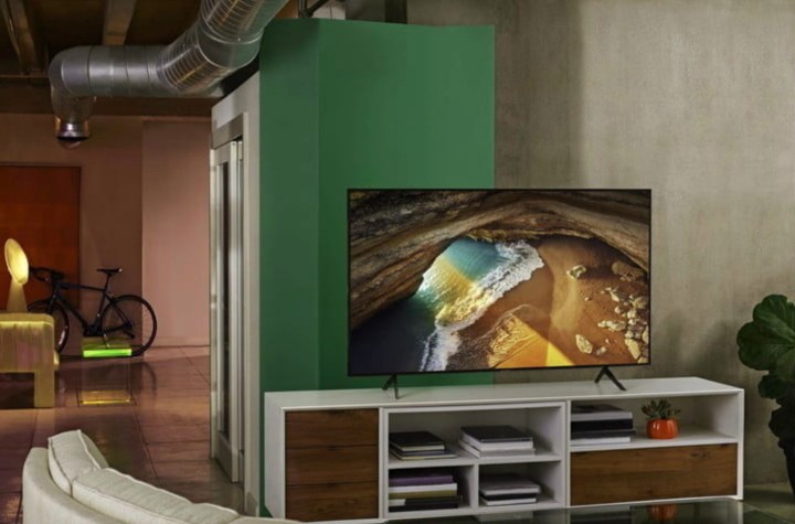 Una TV Samsung da 65 pollici Class Q70A 4K su una console multimediale in una moderna abitazione in stile loft. 