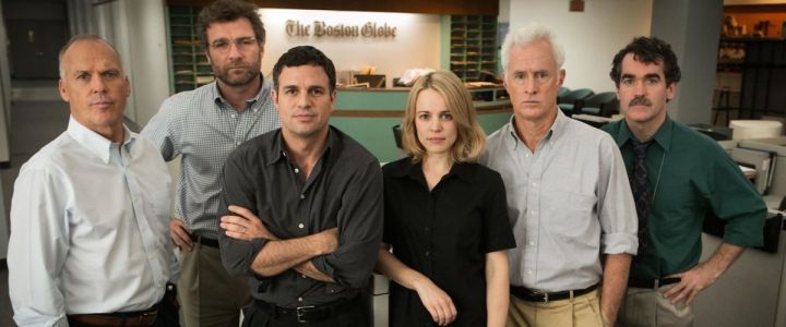 The cast of spotlight poses for a picture in the newsroom.
