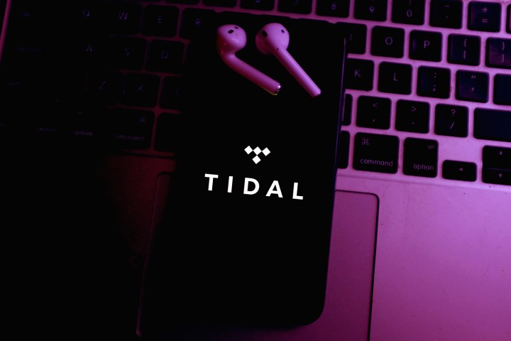 Smartphone con el logo de Tidal.