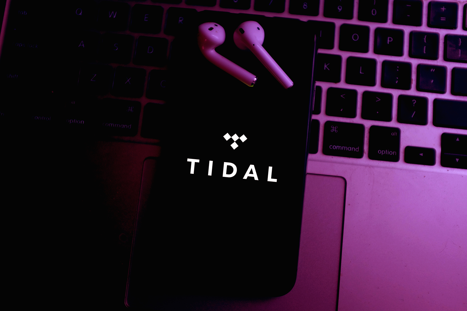 Telefone inteligente com o logotipo Tidal.