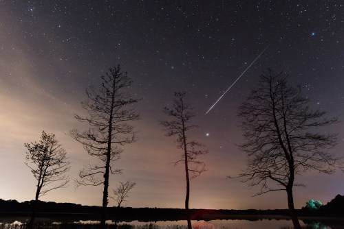 how to photograph perseid meteor shower streak in the night sky