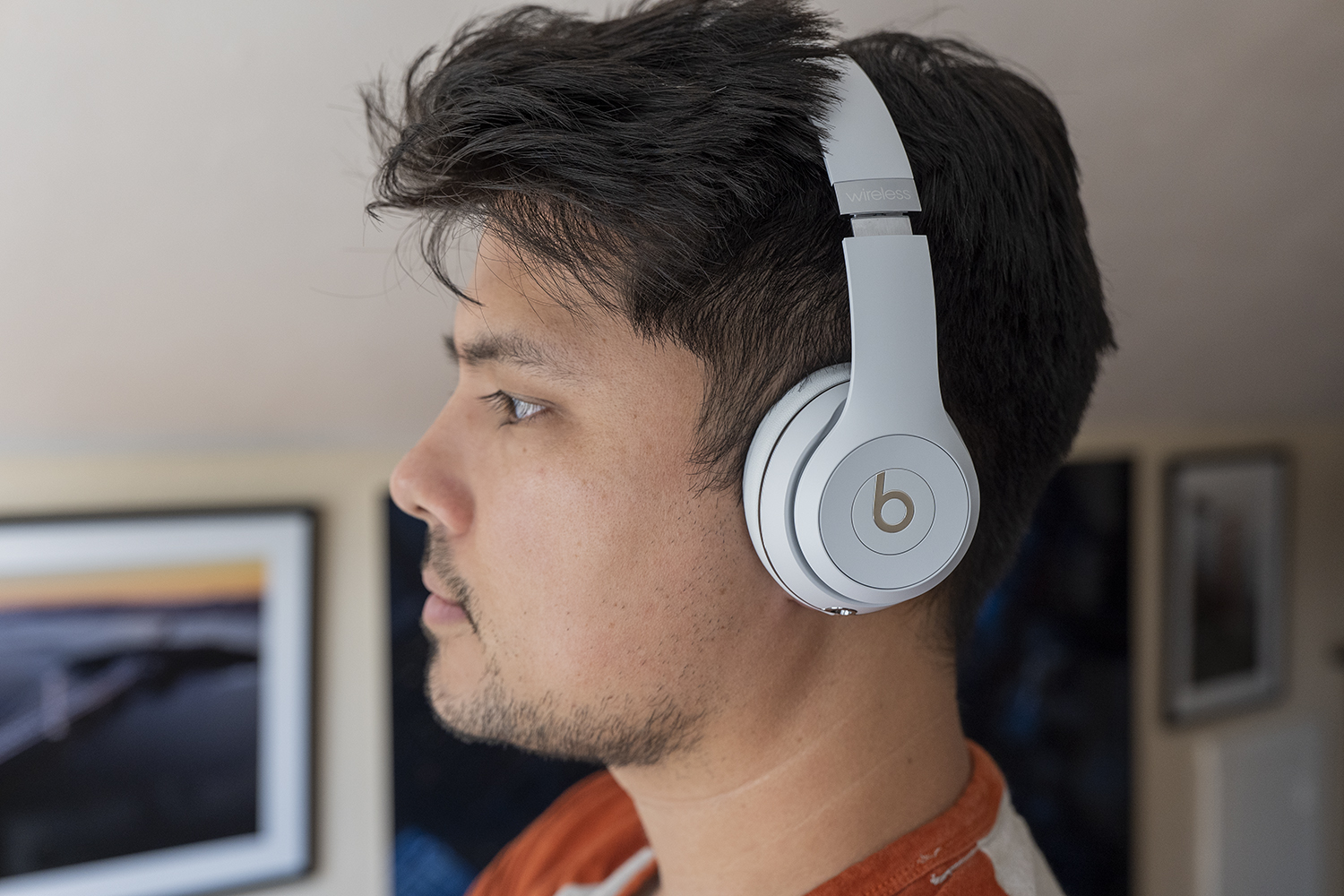 Una vista lateral en ángulo de un hombre que usa auriculares Beats Solo3.