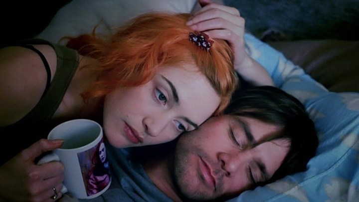 Kate Winslet y Jim Carrey como Clementine y Joel juntos en la cama en Eternal Sunshine of the Spotless Mind.