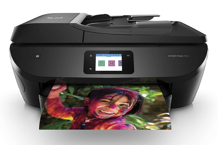 Stampante multifunzione HP ENVY Photo 7855 che stampa una foto dai colori vivaci di una ragazza ricoperta di vernice. 