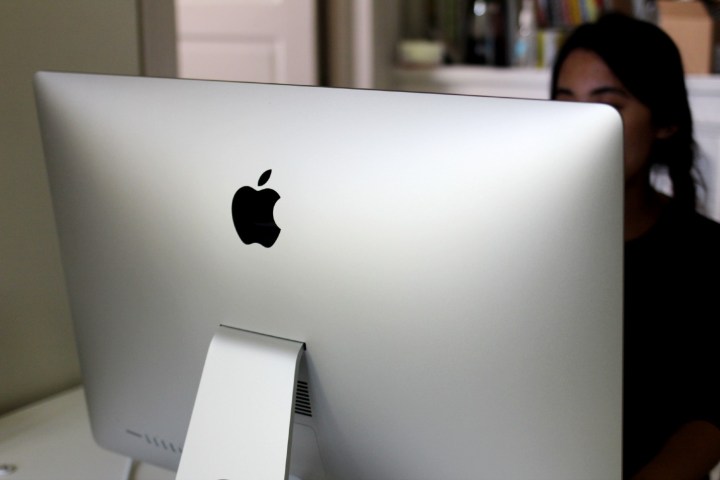 L’arrière d’un iMac argenté dans un bureau.