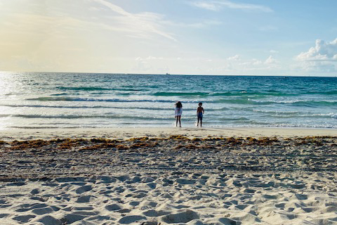 Duas pessoas na praia.