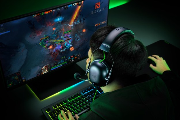 لاعب يستخدم Razer Blackshark سماعات الرأس