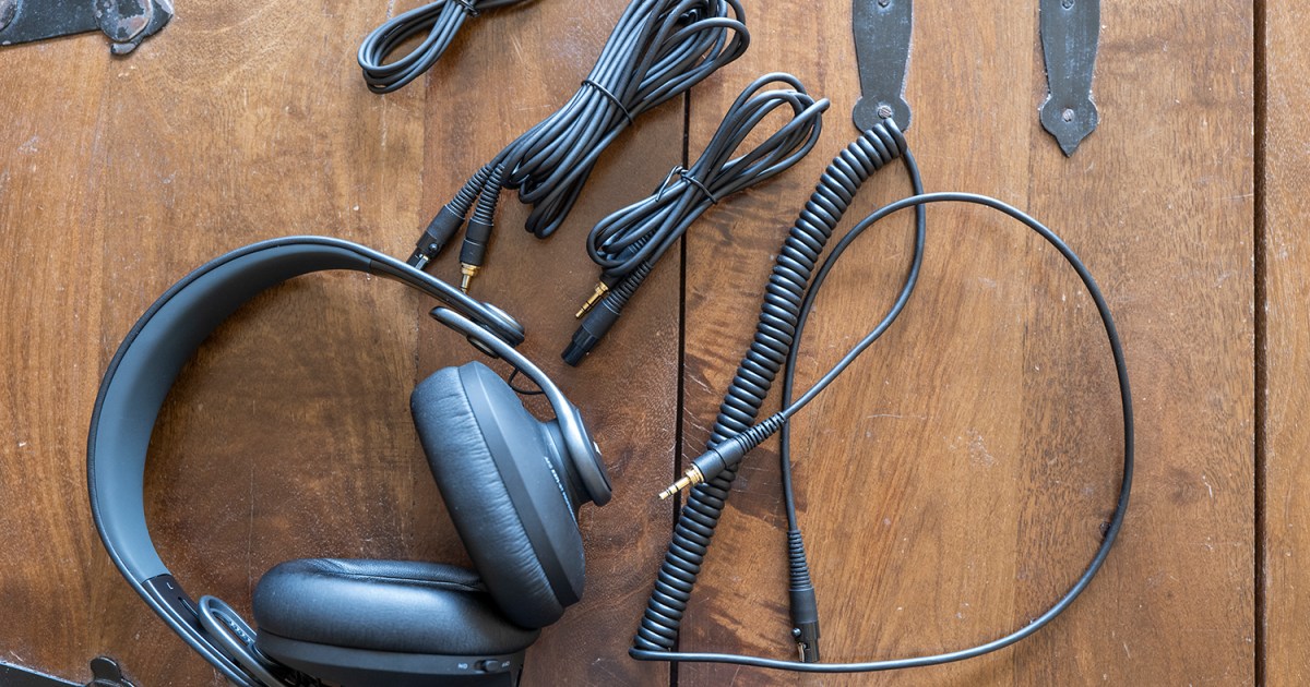 Udrydde cilia lære How to Connect Headphones to a TV | Digital Trends
