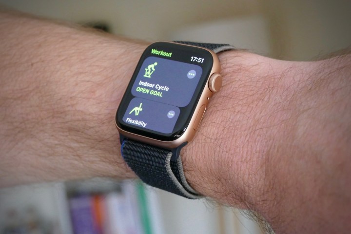 Apple Watch SE in workout mode.