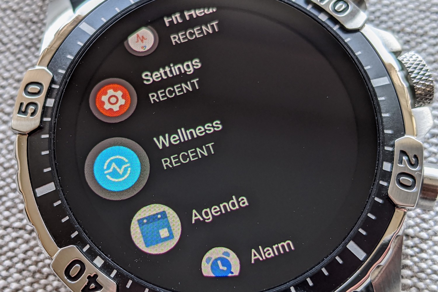 The Fossil Gen 5's custom WearOS 