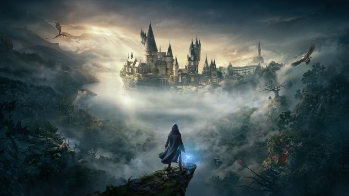 Um personagem encapuzado olhando para o castelo de Hogwarts à distância.