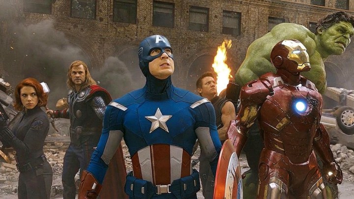 Les Avengers se rassemblent dans une rue délabrée dans The Avengers de 2012.
