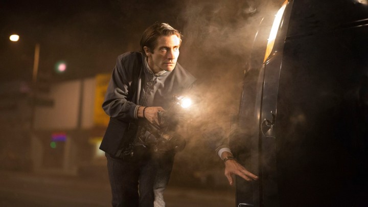 Jake Gyllenhaal holding a flashlight in Nightcrawler.