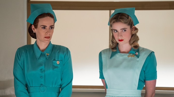 Netflix'teki Ratched filminden bir sahnede hemşire üniforması giyen iki kadın