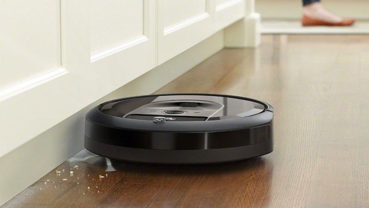 Image of Roomba i7+ in action.