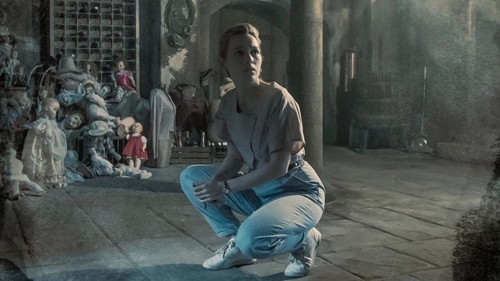 维多利亚·佩德雷蒂 (Victoria Pedretti) 在《布莱庄园闹鬼》中的一个场景。