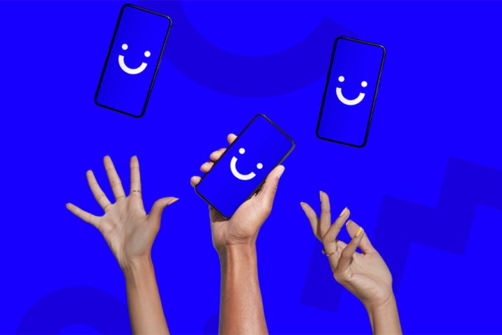 Три руки тянутся вверх к телефонам с отображаемым логотипом в виде смайлика. 