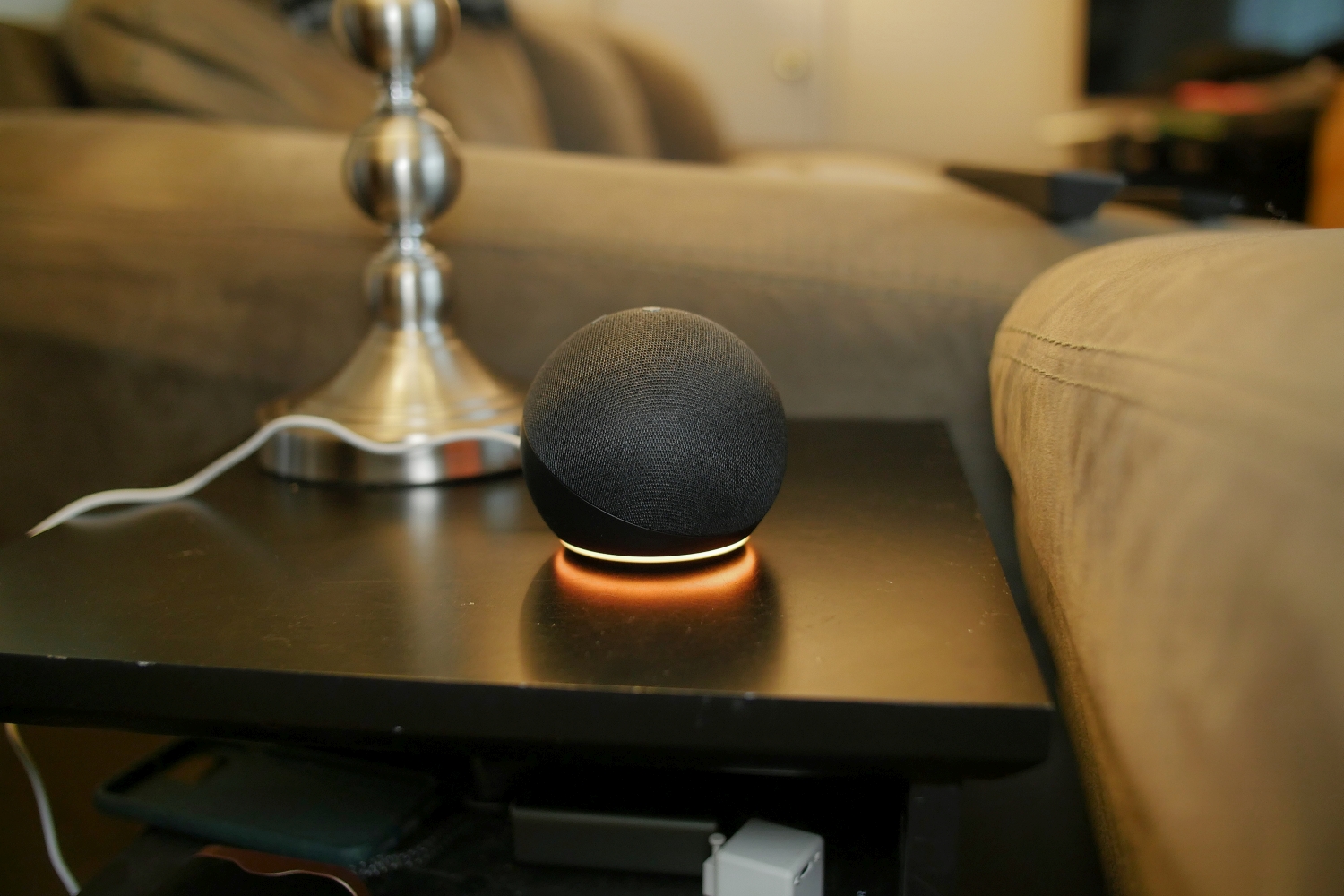 Amazon Echo Dot (4ª geração) na mesa