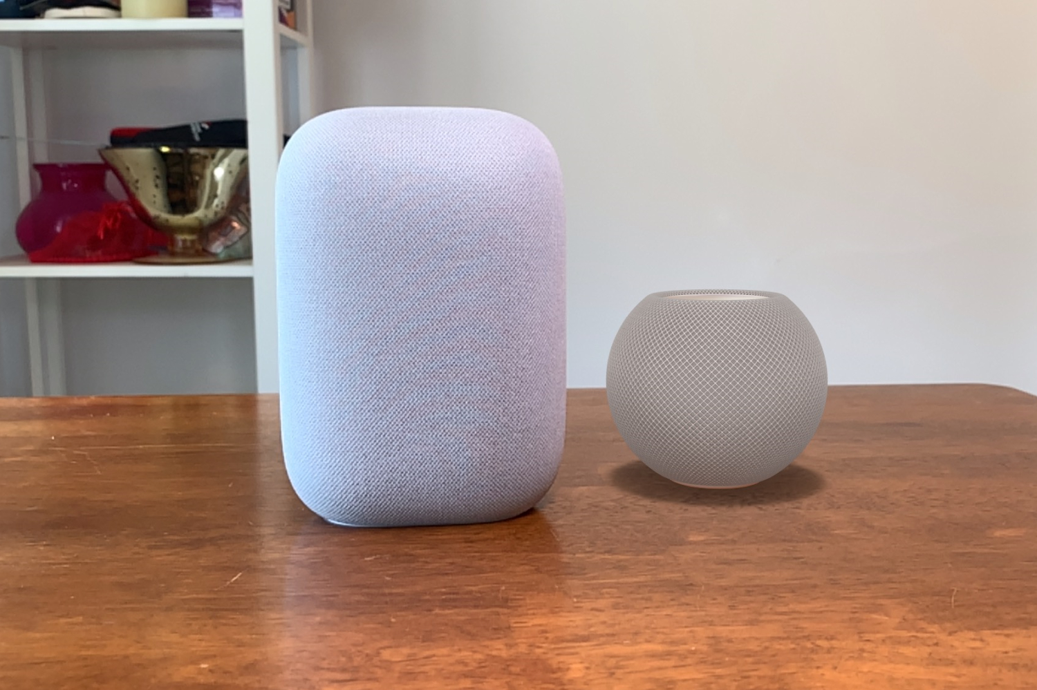 Apple HomePod mini render vs Google Nest Audio na mesa