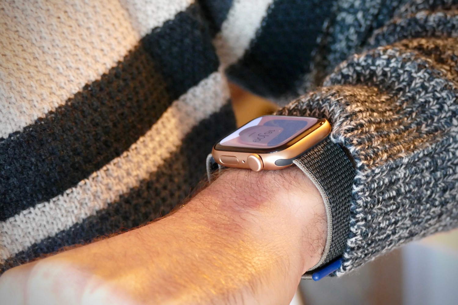 apple watch series 3 smartwatch bargain se side wrist gold