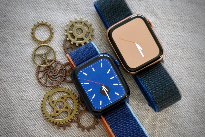 Apple Watch Series 6 и Apple Watch SE рядом.