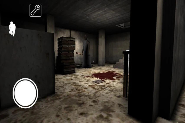 Jogo de terror da vovó mostrando um quarto escuro assustador com sangue no chão e uma figura misteriosa.