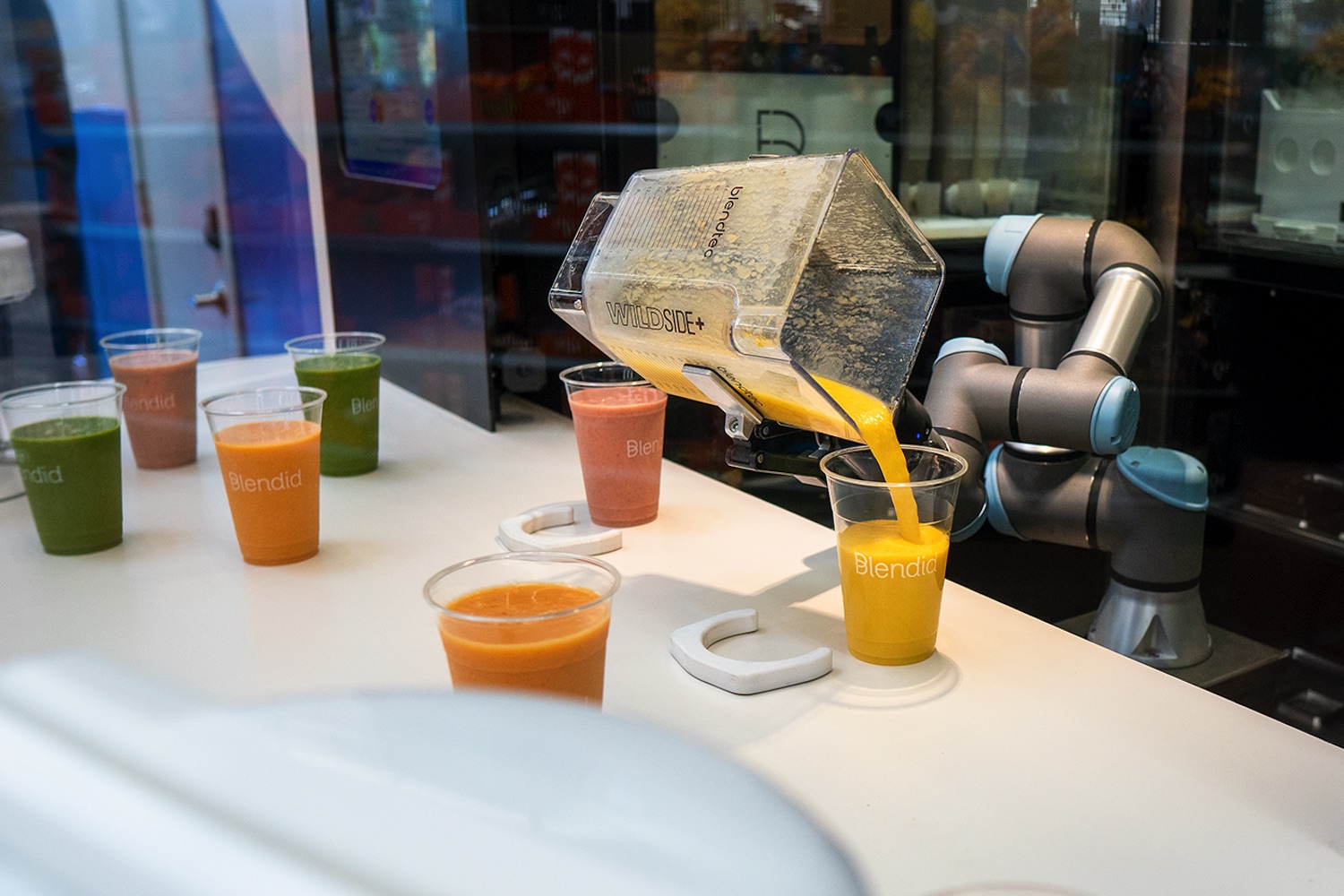Smoothie-Making Robots Whip Drinks at | Digital Trends