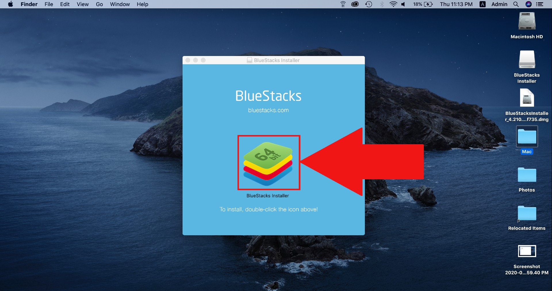 An arrow points to a BlueStacks installer icon on a PC desktop.