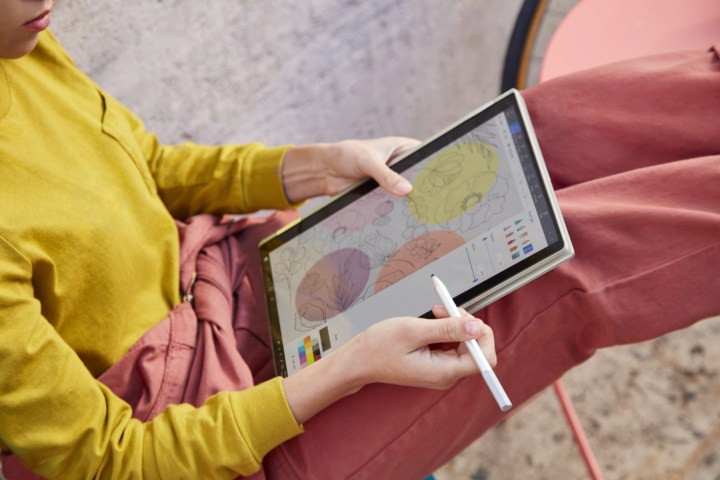 HP Envy x360 13 2'si 1 arada aygıtı tablet modunda kullanan bir kadın.