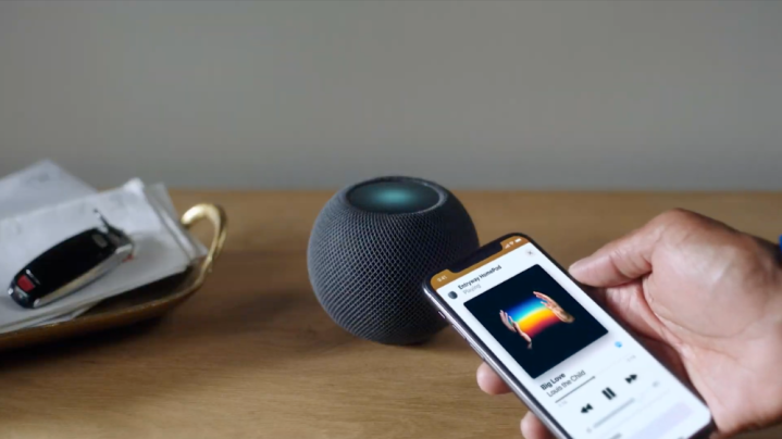 Apple Homepod Mini sobre uma mesa