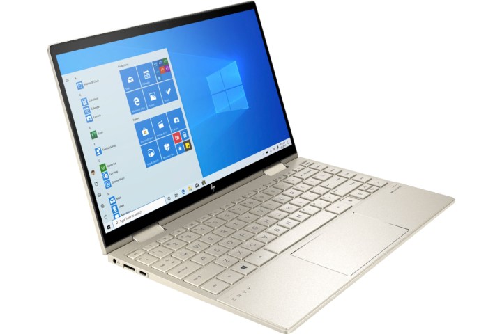O laptop HP Envy x360 2 em 1 fica aberto em um fundo branco.
