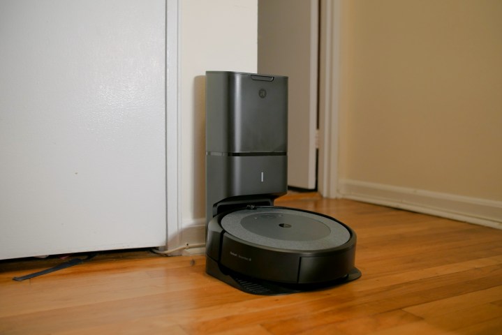 iRobot Roomba i3 Plus dirt disposal unit