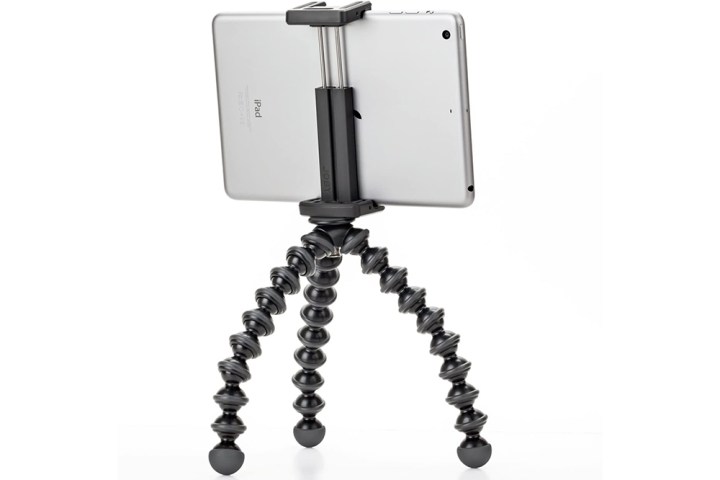 Supporto JOBY GripTight GorillaPod con in mano un iPad.
