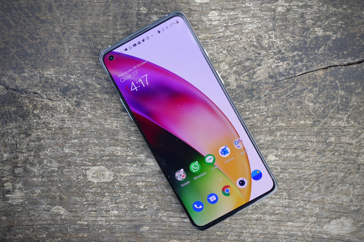 A OnePlus 8T phone showing the home screen.