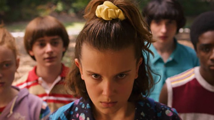 Onze parecendo zangada enquanto tenta controlar algo com sua mente em Stranger Things.