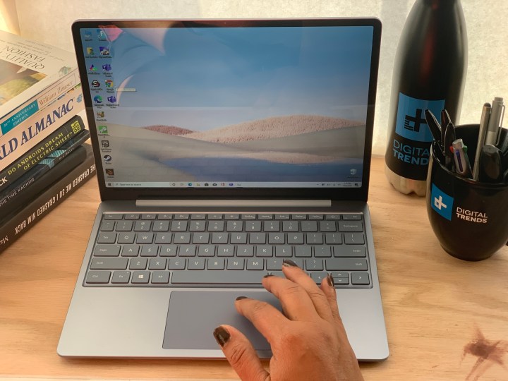 لپ تاپ سطحی با استفاده از پد لمسی با دست خود به سراغ میز بروید.