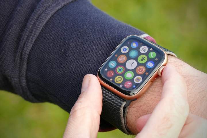 L'Apple Watch SE, al polso.  Viene visualizzata la schermata di selezione dell'app.