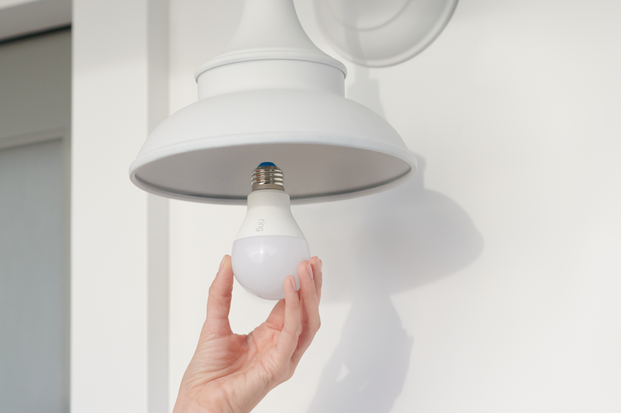 Anel Smart Bulb sendo instalado na luminária.