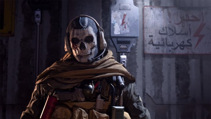 Giocatore di Call of Duty: Warzone in piedi con la pittura del viso del teschio.