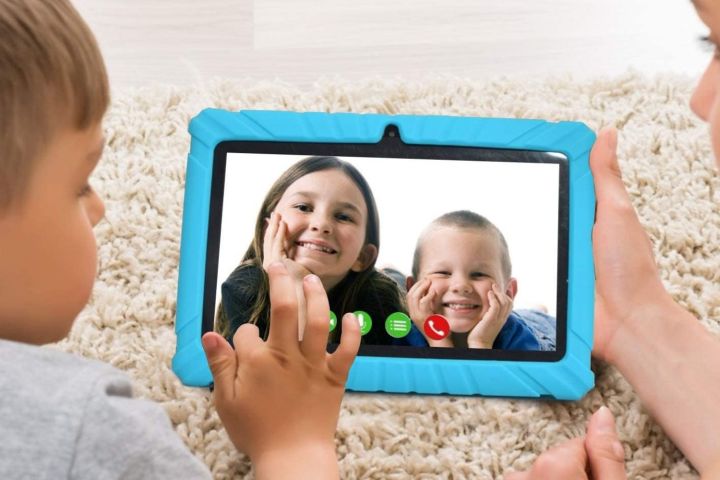 Ребенок с родителем используют планшет Contixo для видеозвонков другим детям