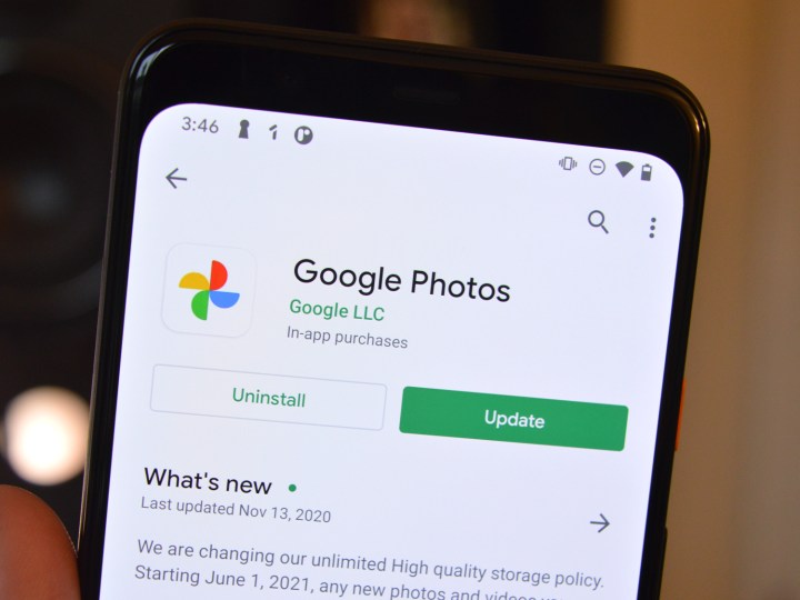 L'app Google Foto visualizzata su uno smartphone.