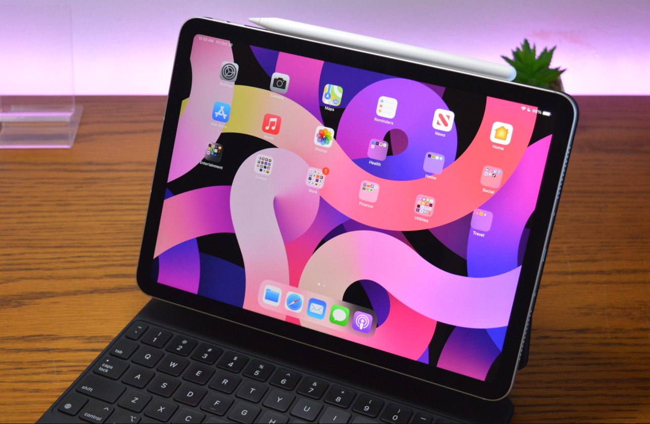 iPad Air (2020)n به صفحه کلید جادویی متصل شده است.