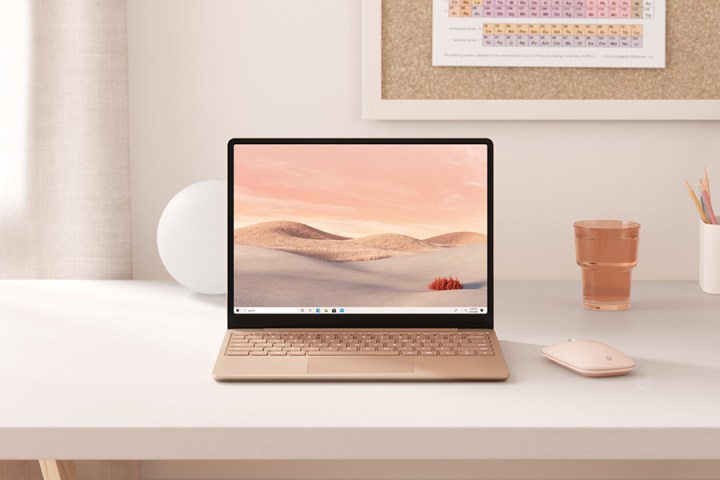 Microsoft Surface Laptop Go Sandstone su una scrivania.