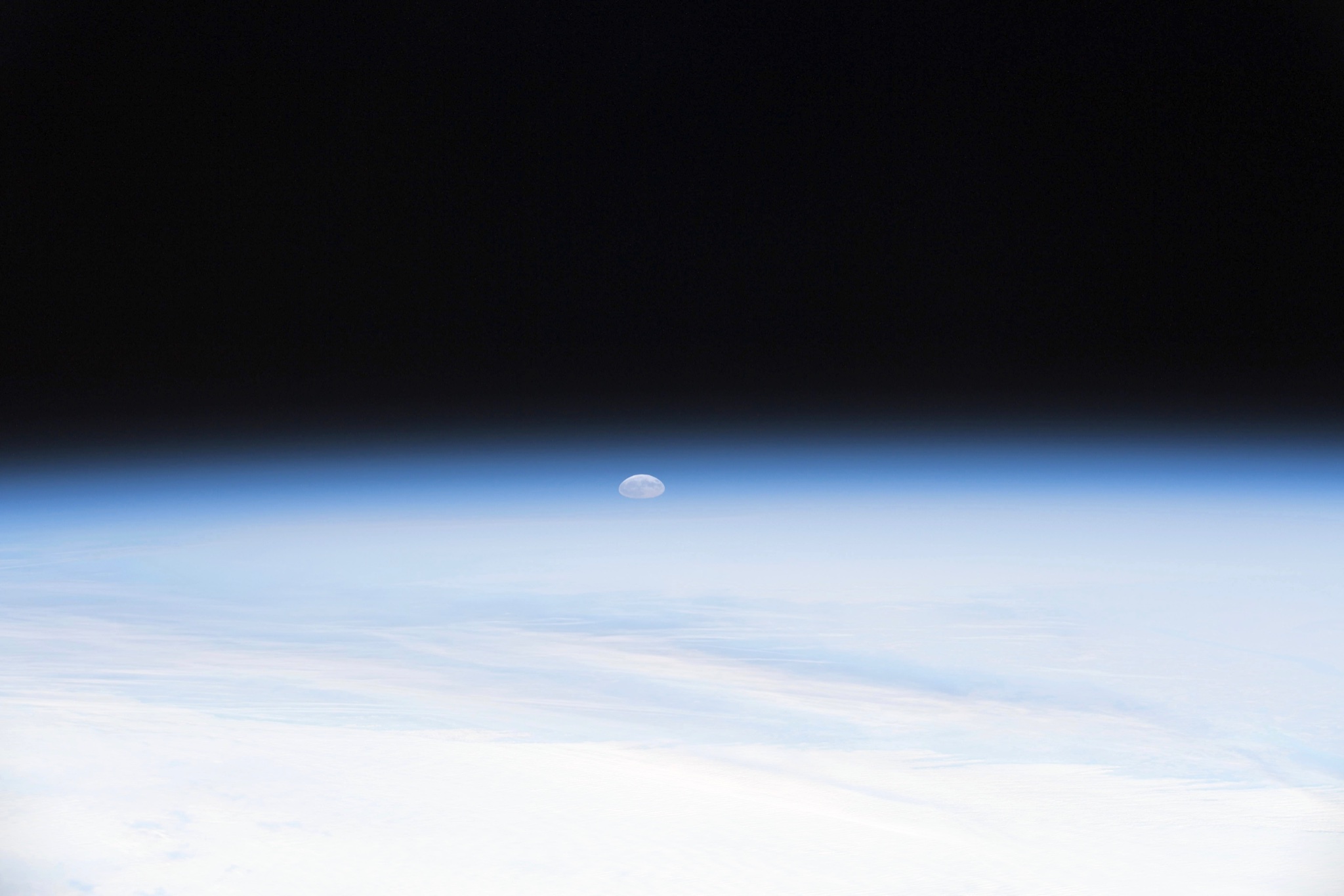 astronaut captures stunning moonrise from space station 1