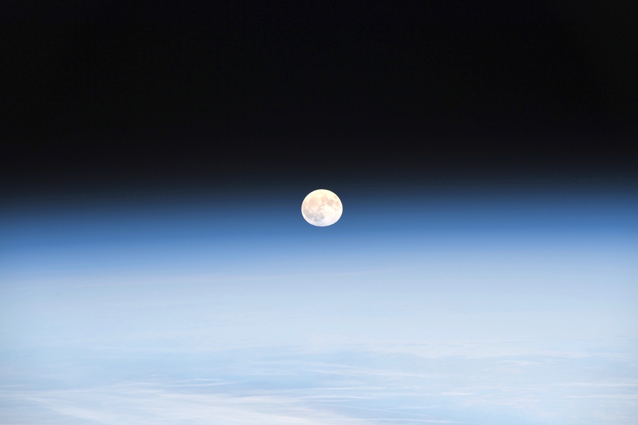 astronaut captures stunning moonrise from space station 4