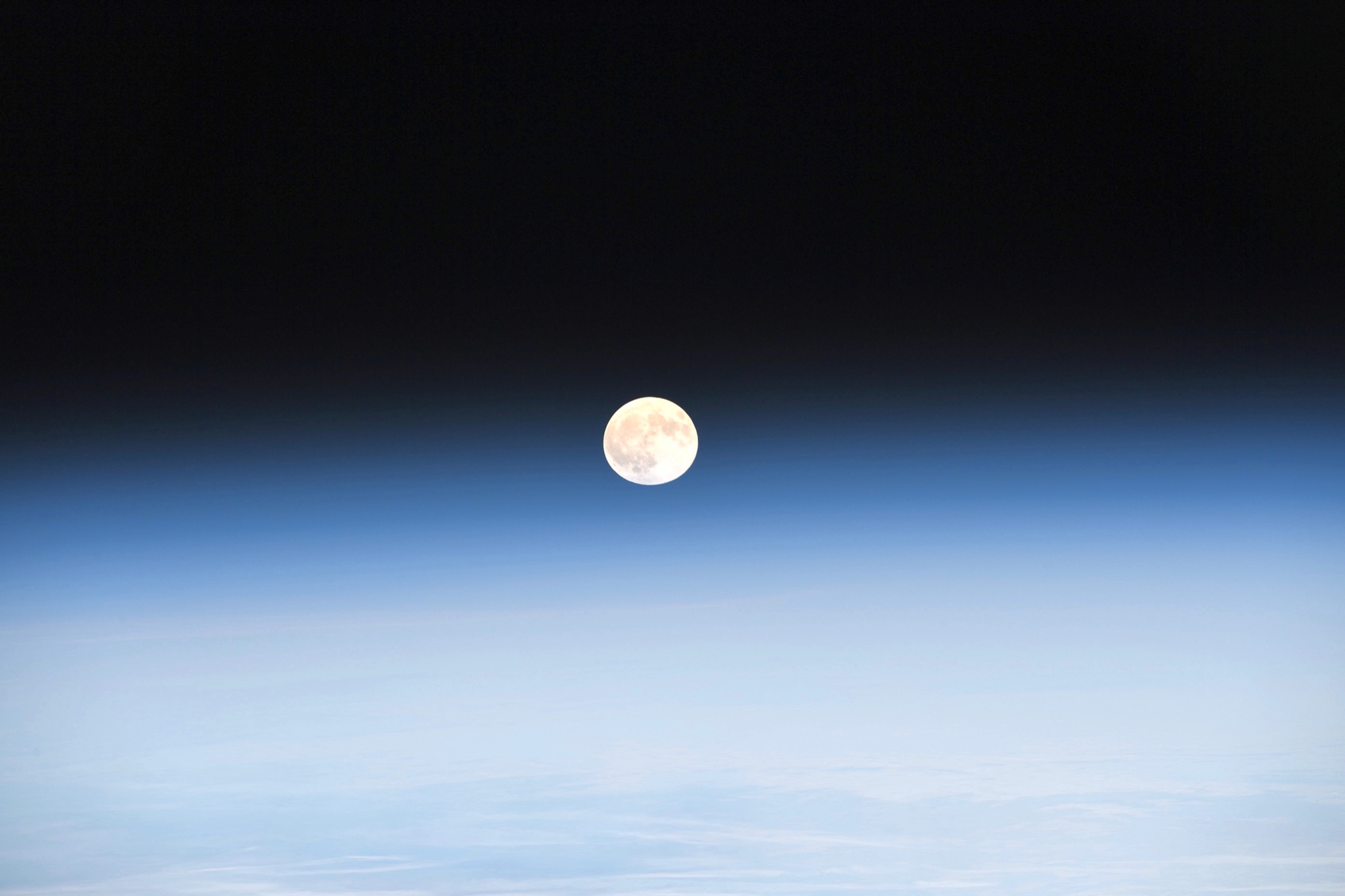 astronaut captures stunning moonrise from space station 5