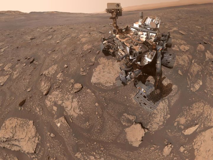 El rover Curiosity Mars de la NASA tomó esta selfie en un lugar apodado "Mary Anning" en honor a una paleontóloga inglesa del siglo XIX. Curiosity atrapó tres muestras de roca perforada en este sitio en su camino fuera de la región de Glen Torridon, que los científicos creen que preserva un antiguo entorno habitable.
